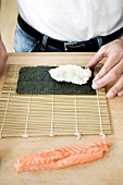 Sushi-Reis auf ein nori-Blatt auf eine Bambusmatte legen, Step 3