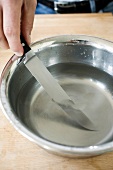 Küchenmesser in kaltes Wasser tauchen, Step 9
