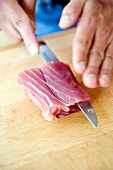Thunfischfilet in flache Stücke schneiden, Step 4