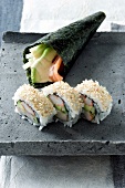 Asiatischer temaki-wrap und inside- out-Sushi mit Sesamsamen