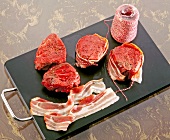 Step 1 zu Steaks mit Tomaten - Steaks mit Bacon umwickeln
