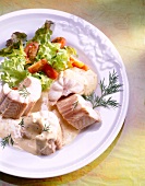 Seeaal in Senfcreme, dazu frischen Salat.