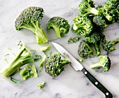 Cutting broccoli in florets with knife