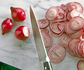 Rote Zwiebeln werden geschnitten 