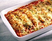 Cannelloni mit Tomaten-Kräuter-Sauce und Käse