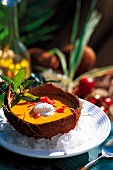 Curry, Kalte Currysuppe mit Kokoscreme a. Eiswürfeln in Kokosnuß