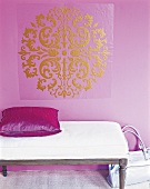 goldenes Wandtatoo an violetter Wand hinter weiß-gepolsterter Sitzbank