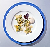 Kräuter und Knoblauch; Kräuter -Täschchen aus Ligurien auf Teller