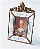Bildniss einer blonden Königin in schmuckvollen Ramen mit Ornamenten