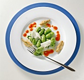 Kräuter und Knoblauch; Spinat- Gnocchi mit Salbei auf Teller
