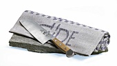 Santoku Kochmesser mit einem Geschirrtuch auf einer Steinplatte