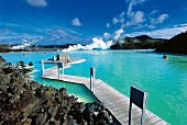 Blick auf die Blaue Lagune in Island Thermalbad in der Lavalandschaft