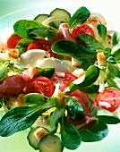 Tomatensalat mit Mozzarella und Parmaschinken