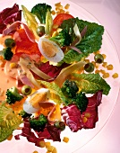 Blattsalat mit Mais, Schinken, Oliven, Käse, Brokkoli und Ei