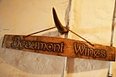 Südafrika, Weingut Beaumont, Holzsch ild hängt an einem Horn