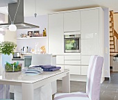 weiße Küche mit Essplatz offene Raumgestaltung