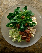 Feldsalat mit Champignons und zarter Kalbsleber, close-up.