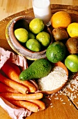 Zusammenstellung: Frisches Obst, Reis, Karotten, close-up.