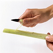 Gemüse aus aller Welt, Fäden mit einem Messer abziehen, Step 3