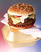 Cheeseburger auf einer Brotdose, close-up.