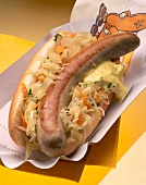 Hot Dog mit Sauerkraut und Senf, close-up.