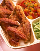 Chicken wings mit Salat und Sauce, close-up.