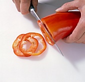 Gemüse aus aller Welt, Paprika m. Messer in Ringe schneiden, Step 3