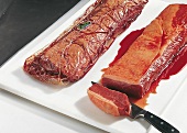 Beef. Rindfleisch vakuumverpackt und ohne, close-up