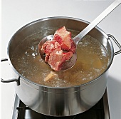 Beef.  Fond zubereiten, Knochen ins Wasser geben: Step 1