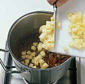 Beef.  Gulaschsuppe zubereiten Kartoffelwürfel zugeben: Step 6