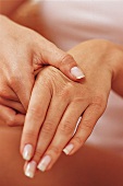 Relax-Massagen - Auf dem Handrücken mit dem Daumen kreisen