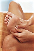 Relax-Massagen - Mit den Daumen die Fußsohle massieren