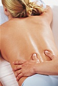 Relax-Massagen - Untere Rückenpartie kräftig mit Fingern kneten