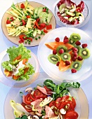 Unterschiedliche Salate, Diät, Salattag, Teller weiß, transparent