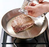Beef. Chateaubriand zubereiten Filet würzen, Step
