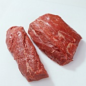 Beef.  Fleisch roh, Hüfte in 2 Teile getrennt