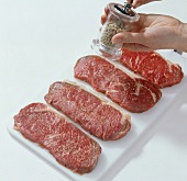 Beef.  Rostbraten zubereiten, Fleischscheiben würzen, Step