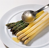 Gemüse aus aller Welt, Weißen u. grünen Spargel m. Butter begießen