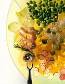 Salat mit Garnelen, Radieschen, Blattsalat, Sprossen u.a. sehr nah
