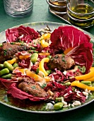 Radicchio-Salat mit Reis und Leber auf Teller, rot