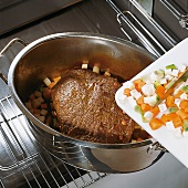Beef.  Speckbraten zubereiten, Gemüse zugeben, Step