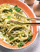 Spaghetti al Pesto Genovese mit Basilikum auf Teller