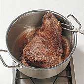 Beef.  Rinderschmorbraten: Zubereitung, anbraten