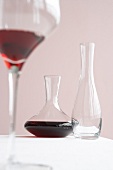 Verschiedene Weinkaraffen, eine mit Rotwein gefüllt