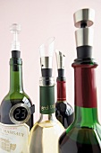 Verschlüsse und Ausgießer für Weinflaschen und ein Thermometer