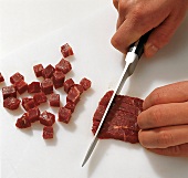 Beef.  Gulaschsuppe zubereiten Fleischwürfel schneiden, Step