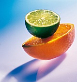 Orangenspalte und halbe Limette 