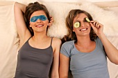 Zwei Frauen liegen mit Augenmasken, rechtes Auge, Close up