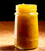 Melonen-Kap-Stachelbeer-Marmelade im Glas, gelb