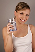 Charlotte Frau trinkt Glas Wasser